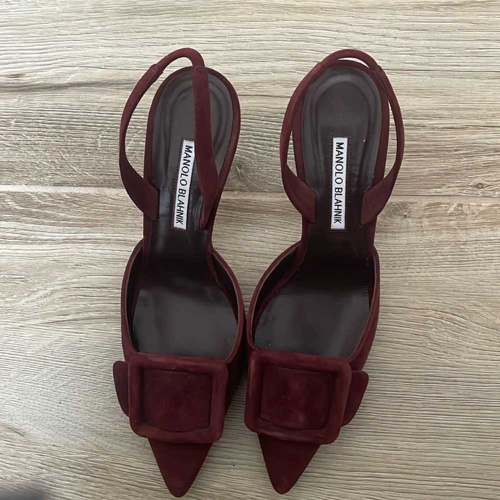 MANOLO BLAHNIK GORGEOUS 2inch Kitten Heel sling back shoe 🌸. 39